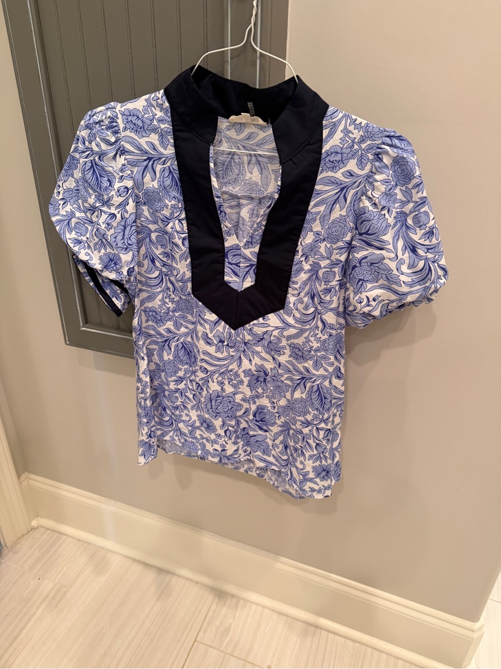 entro Blue and Navy Floral V-Notch Puff Sleeve Blouse